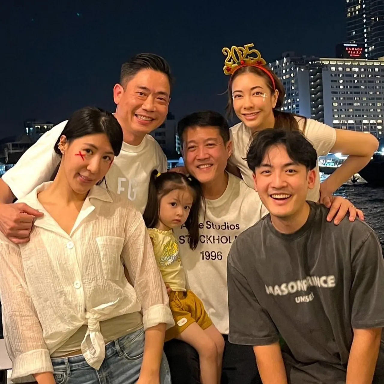 เปิดภาพ ลุค ลี หนุ่มตี๋วัย 20 ปี ลูกชายคนโตของครอบครัว แป้ง อรจิรา