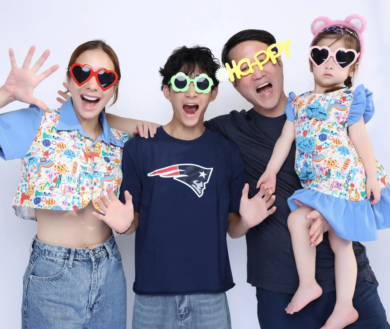 เปิดภาพ ลุค ลี หนุ่มตี๋วัย 20 ปี ลูกชายคนโตของครอบครัว แป้ง อรจิรา