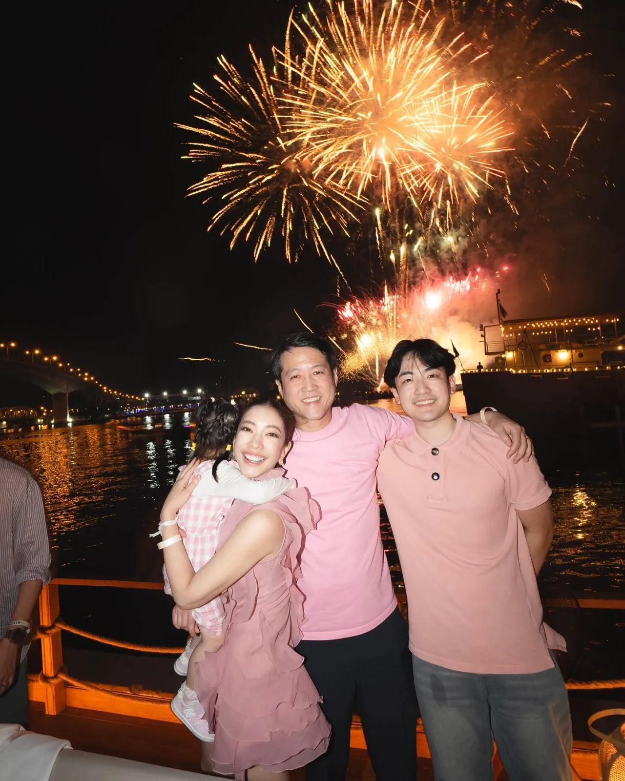 เปิดภาพ ลุค ลี หนุ่มตี๋วัย 20 ปี ลูกชายคนโตของครอบครัว แป้ง อรจิรา