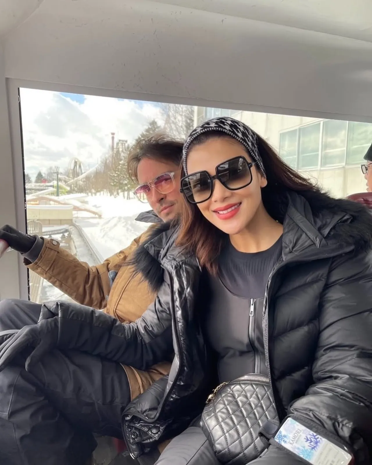 ฮาน่า-ฮิวโก้ พาลูกเที่ยวเมืองนอก คนแห่โฟกัสที่ น้องฮาร์เปอร์ สูงหล่อแซงพ่อแล้ว