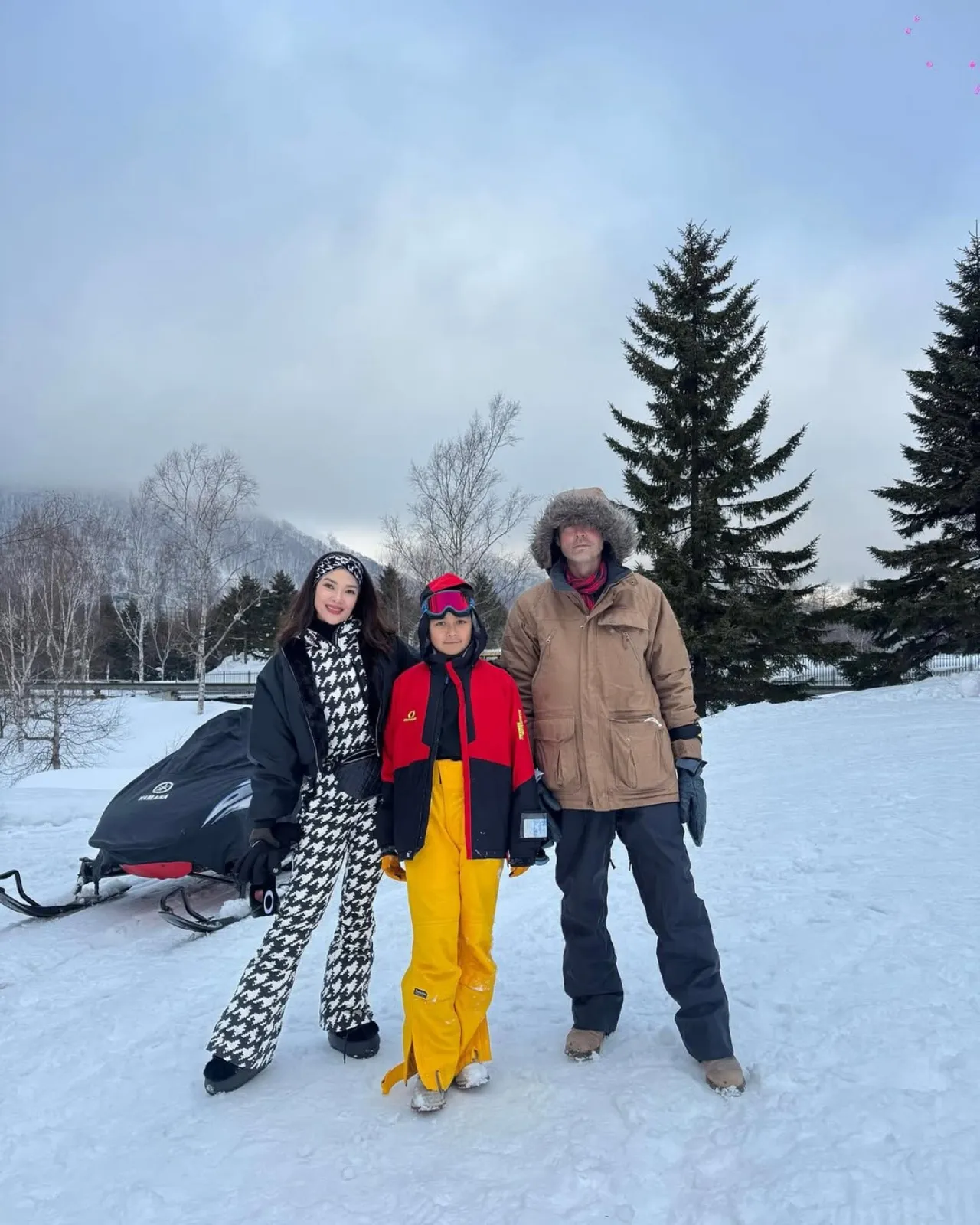 ฮาน่า-ฮิวโก้ พาลูกเที่ยวเมืองนอก คนแห่โฟกัสที่ น้องฮาร์เปอร์ สูงหล่อแซงพ่อแล้ว