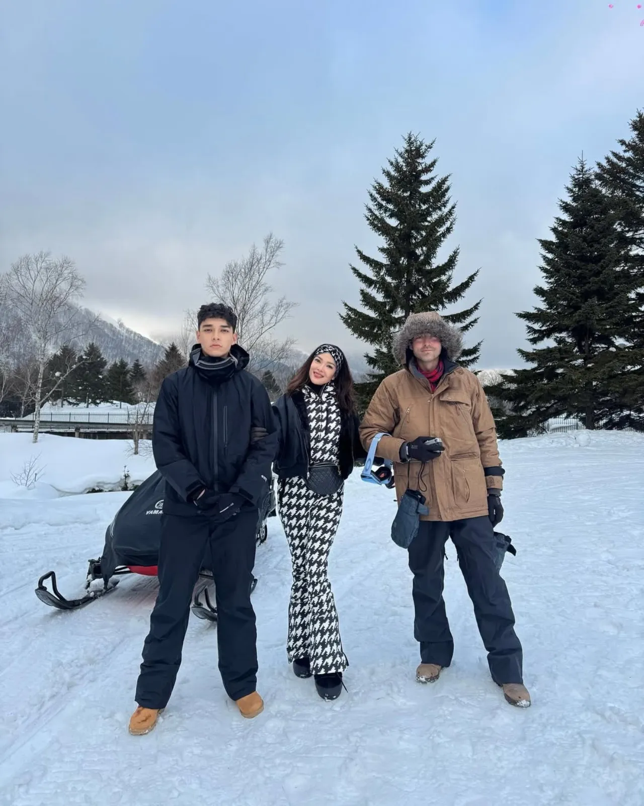 ฮาน่า-ฮิวโก้ พาลูกเที่ยวเมืองนอก คนแห่โฟกัสที่ น้องฮาร์เปอร์ สูงหล่อแซงพ่อแล้ว