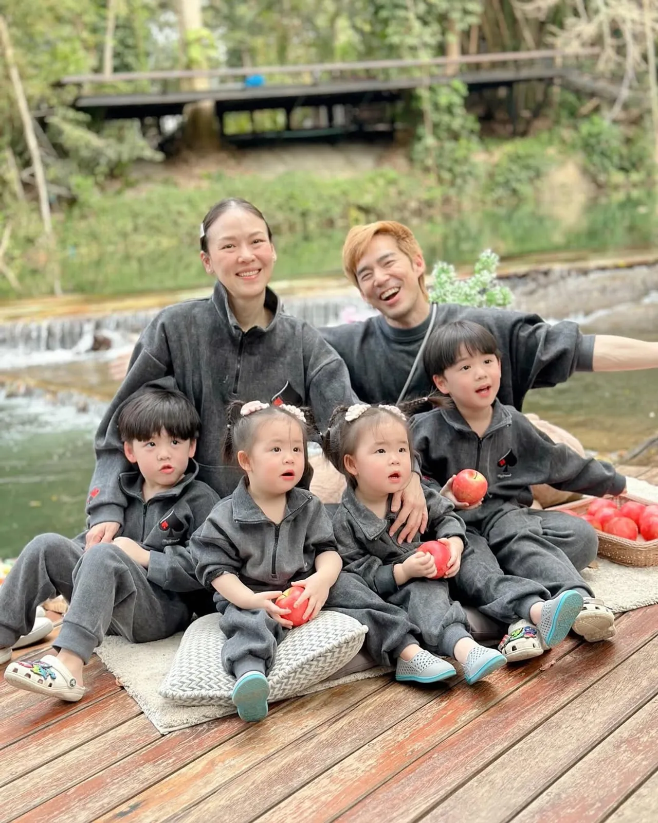 เปิดภาพครอบครัว บีม-ออย พาลูกๆ ถ่ายรูปพร้อมหน้า สวยหล่อทั้งบ้าน