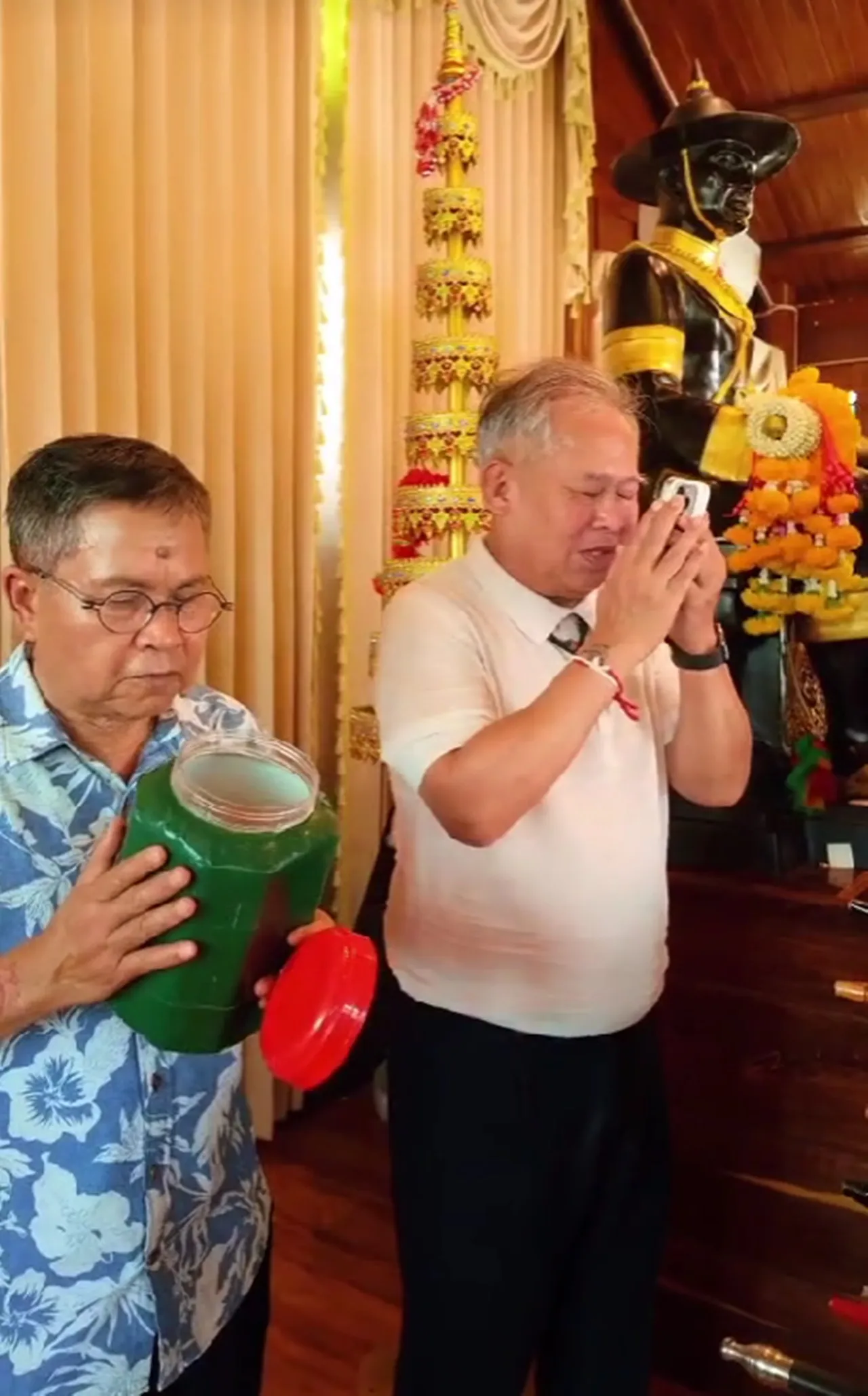 เป็ด เชิญยิ้ม เผยเลขเด็ดจากวัดดัง หลังไปทำบุญล้วงลูกปิงปอง ได้ 3 ตัวสวยเป๊ะ