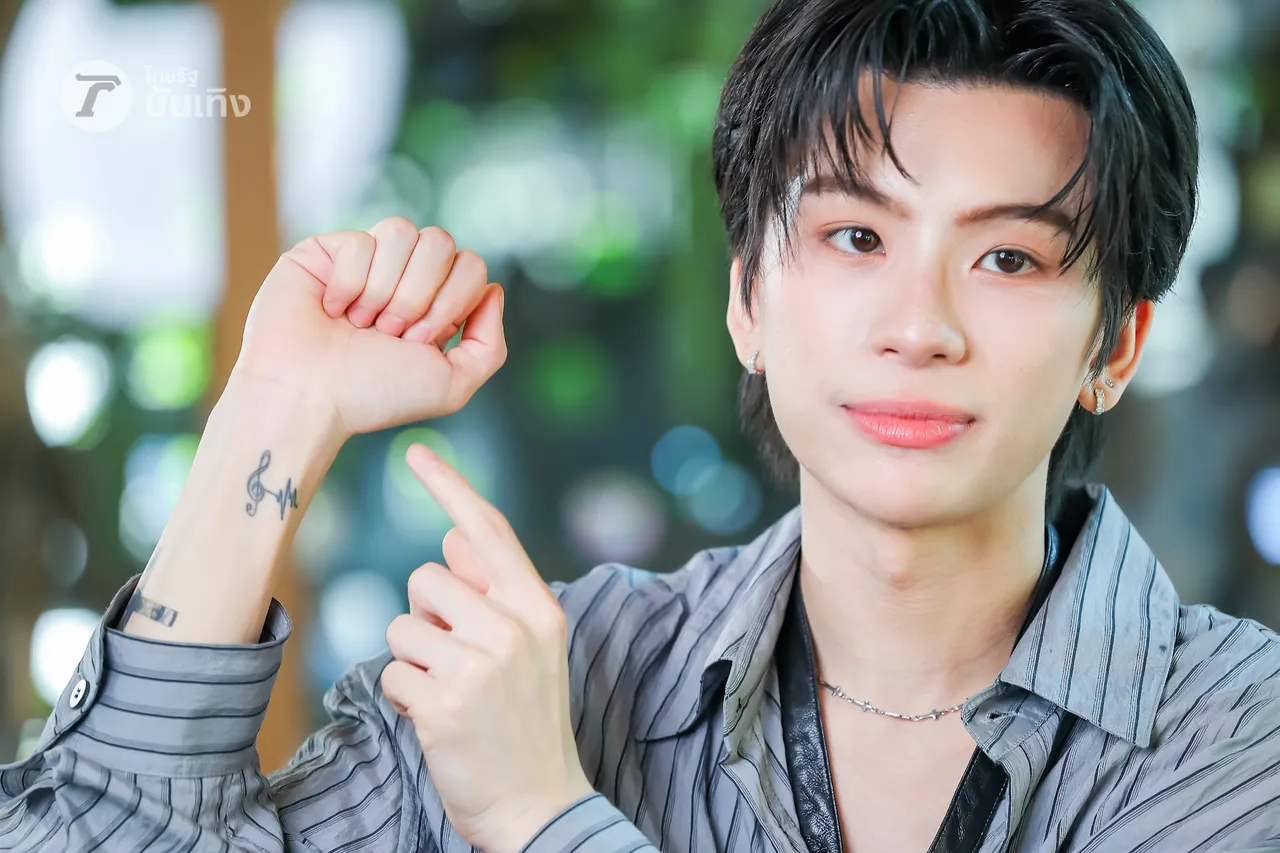 ไทแทน เปิดภาพหน้าจอมือถือสุดปังที่ได้จาก ลิซ่า และที่มาของรอยสักบนตัว (คลิป)