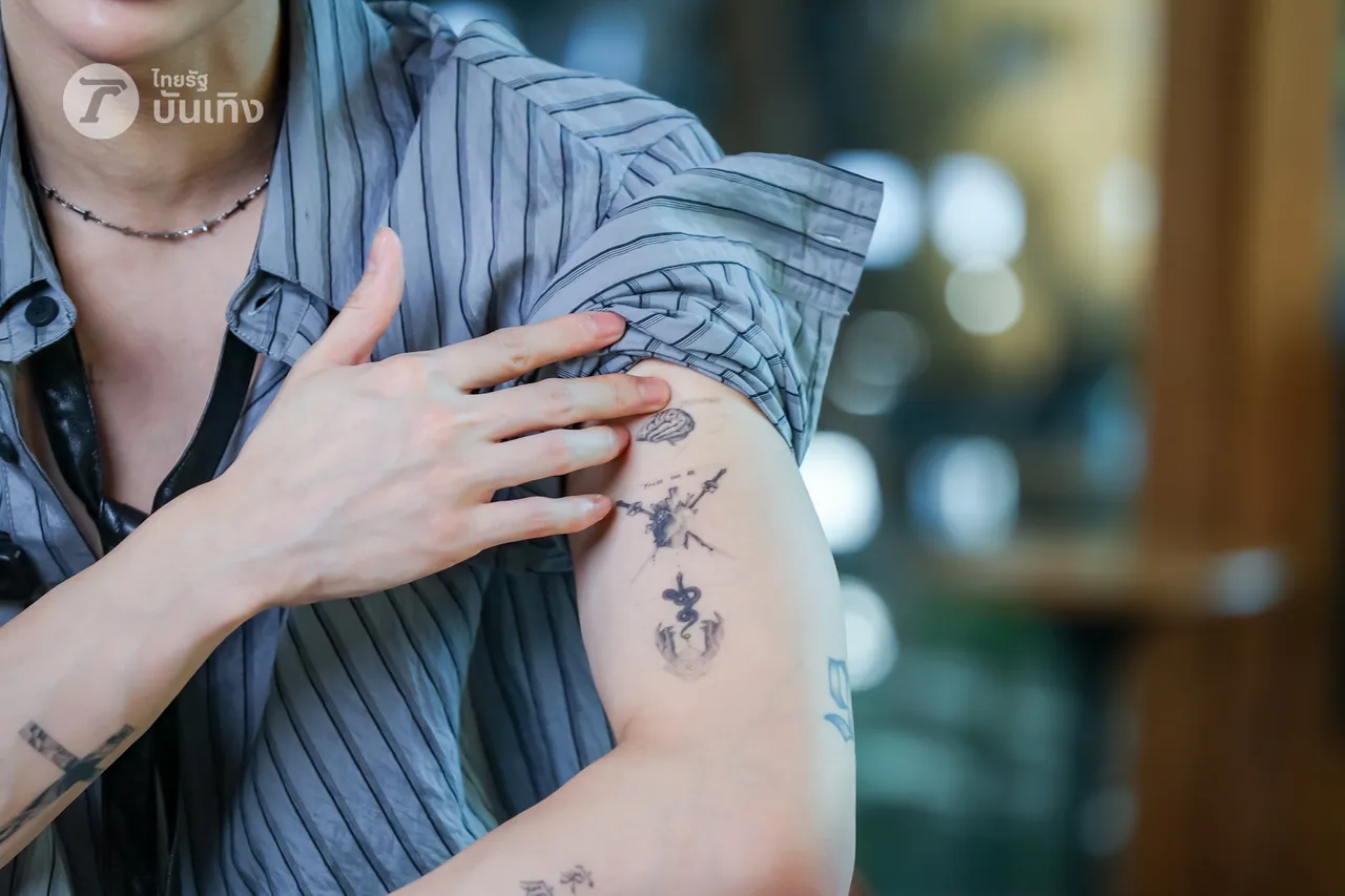 ไทแทน เปิดภาพหน้าจอมือถือสุดปังที่ได้จาก ลิซ่า และที่มาของรอยสักบนตัว (คลิป)