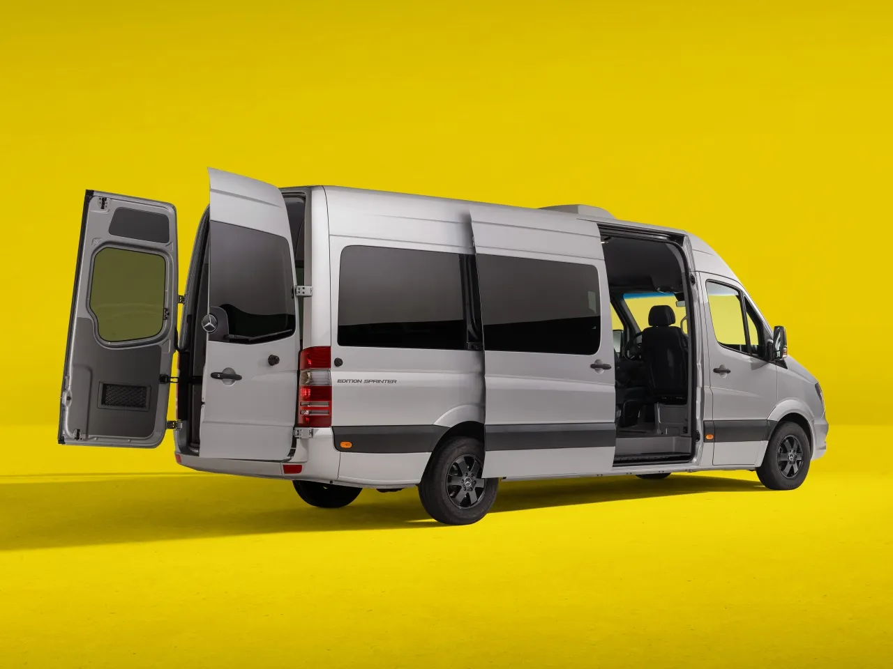 ครบรอบ 30 ปี Mercedes-Benz Sprinter พาไปดูแนวคิดการออกแบบรถแวนระดับไอคอน