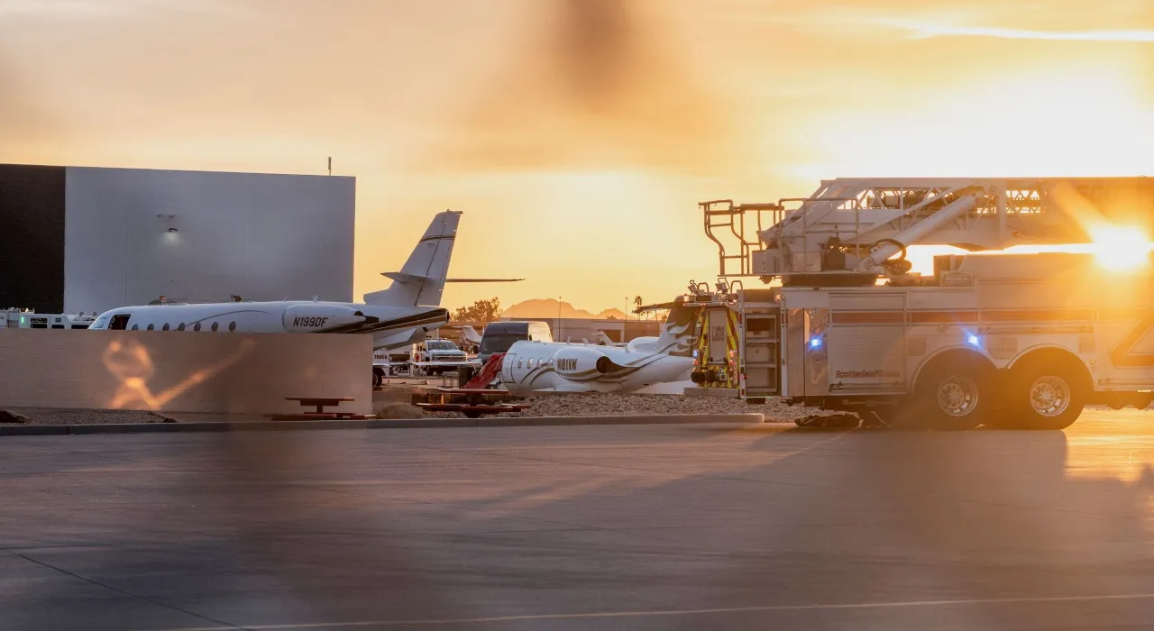 ระทึกอีก เครื่องบินเล็กไถลออกนอกรันเวย์สหรัฐฯ พุ่งชนเครื่องบินอีกลำดับ 1 ศพ (คลิป)