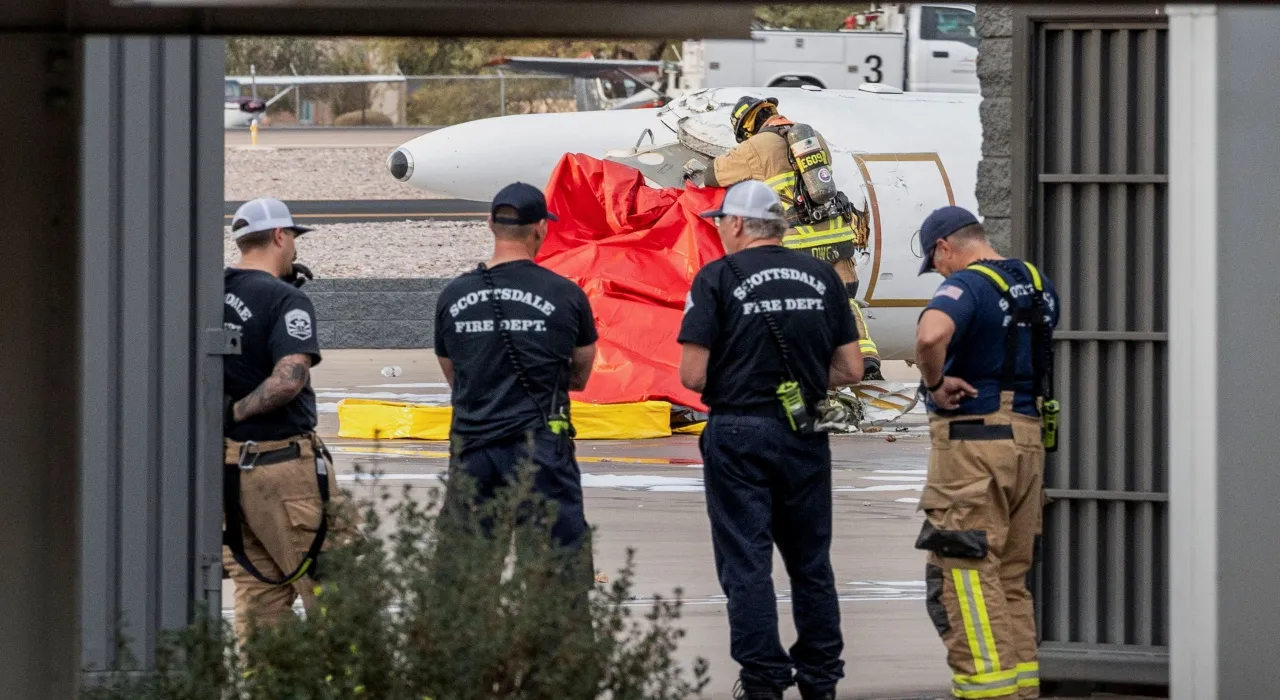 ระทึกอีก เครื่องบินเล็กไถลออกนอกรันเวย์สหรัฐฯ พุ่งชนเครื่องบินอีกลำดับ 1 ศพ (คลิป)