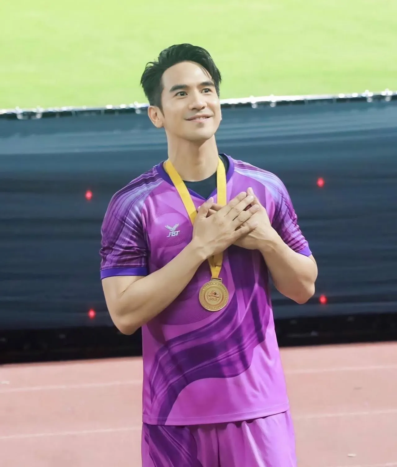 โป๊ป ธนวรรธน์ แจ้งข่าวแฟนๆ ไม่ได้ไปร่วมงานบอลช่อง 3 เจ็บข้อเท้า เดินไม่ได้ 