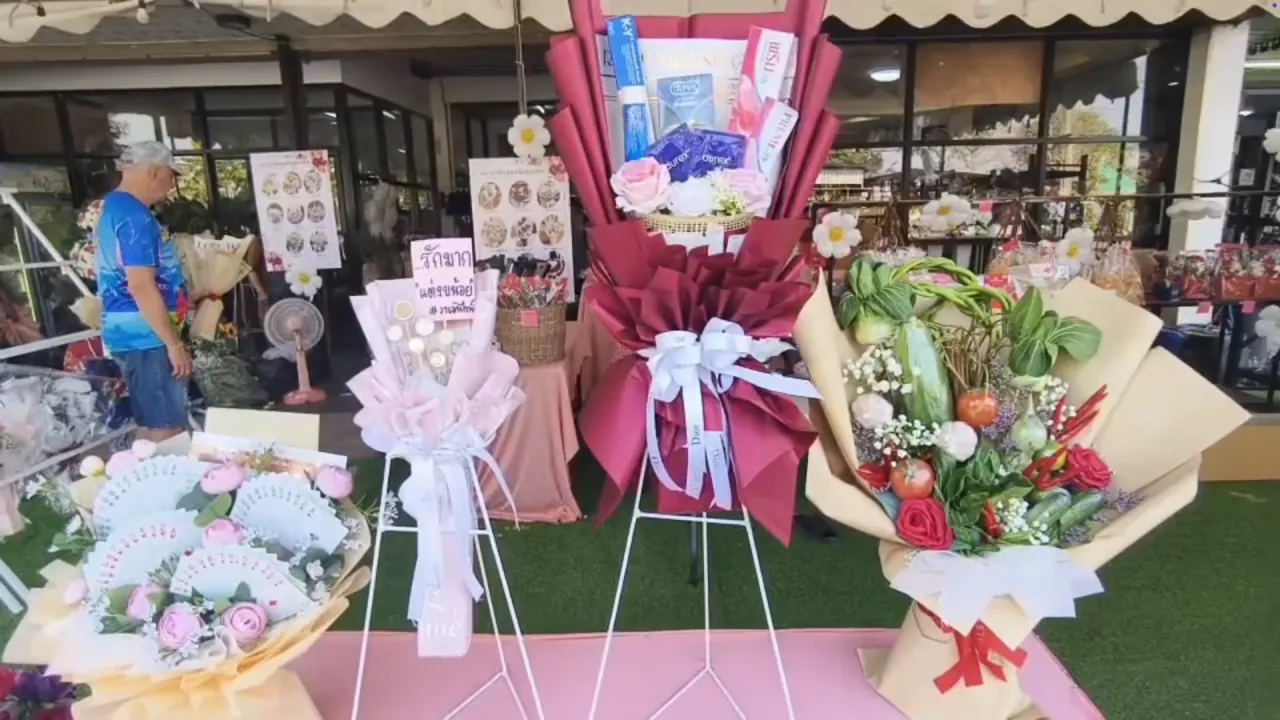 ลูกค้าชอบใจ ร้านปิ๊งไอเดียจัดช่อดอกไม้แปลก ต้อนรับวาเลนไทน์