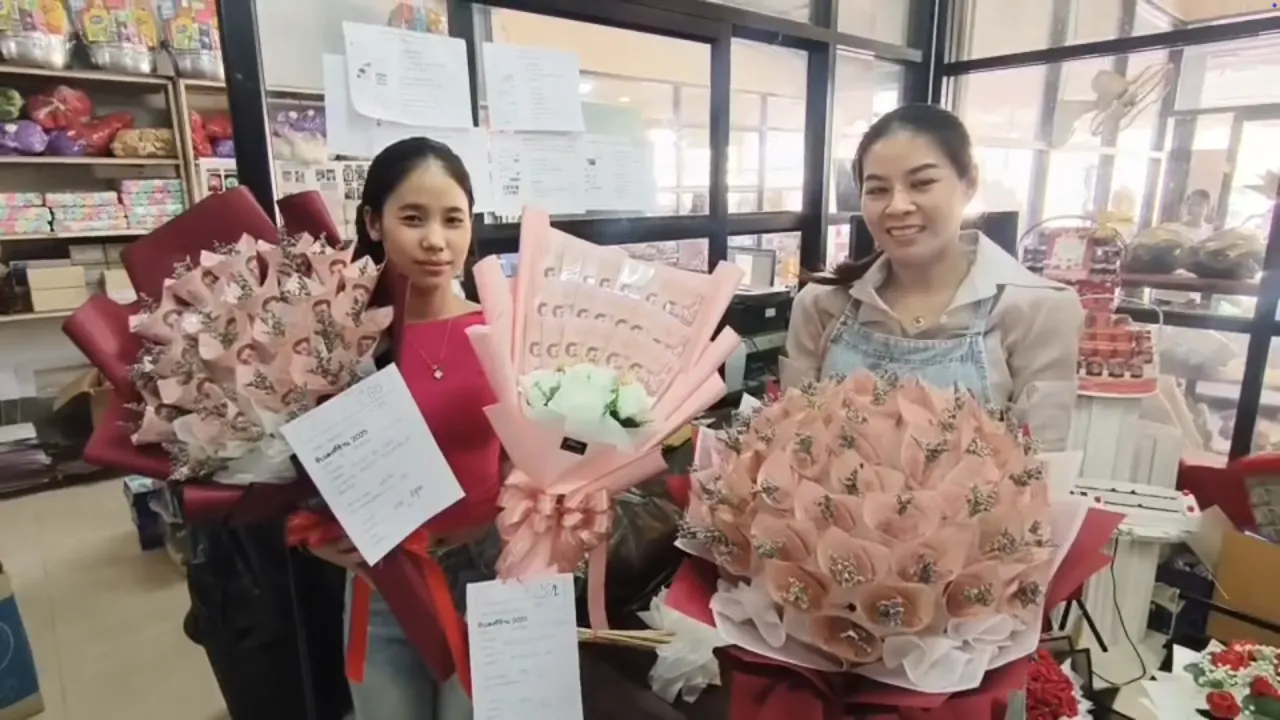 ลูกค้าชอบใจ ร้านปิ๊งไอเดียจัดช่อดอกไม้แปลก ต้อนรับวาเลนไทน์