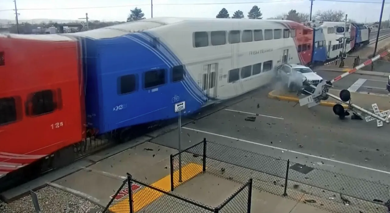 ม้าเหล็กพุ่งชนรถเอสยูวีจอดขวางรางในรัฐยูทาห์ คนขับหนีทันหวุดหวิด (คลิป)