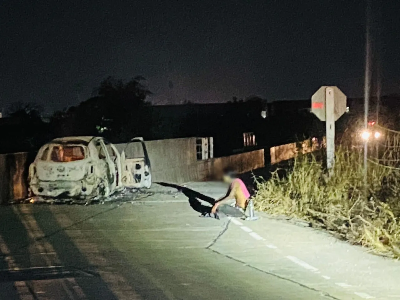 ระทึก หนุ่มเมาคลั่งเผารถตัวเอง ถือมีดวิ่งเข้าป่า เจ้าหน้าที่ออกตามหาวุ่น 3 ระทึก