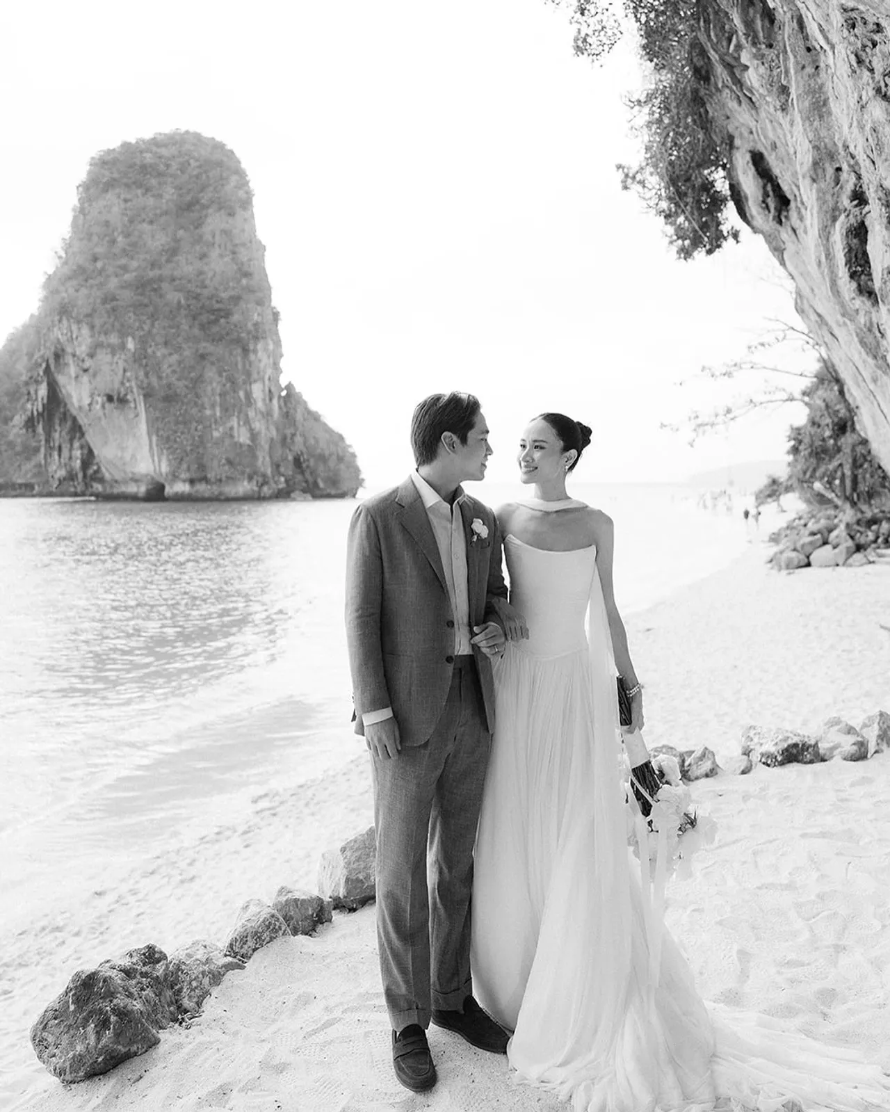 อเล็กซ์ เรนเดลล์ ควง เจนนี่ จัดงานแต่งในฝัน หวานฉ่ำริมทะเลสุดโรแมนติก