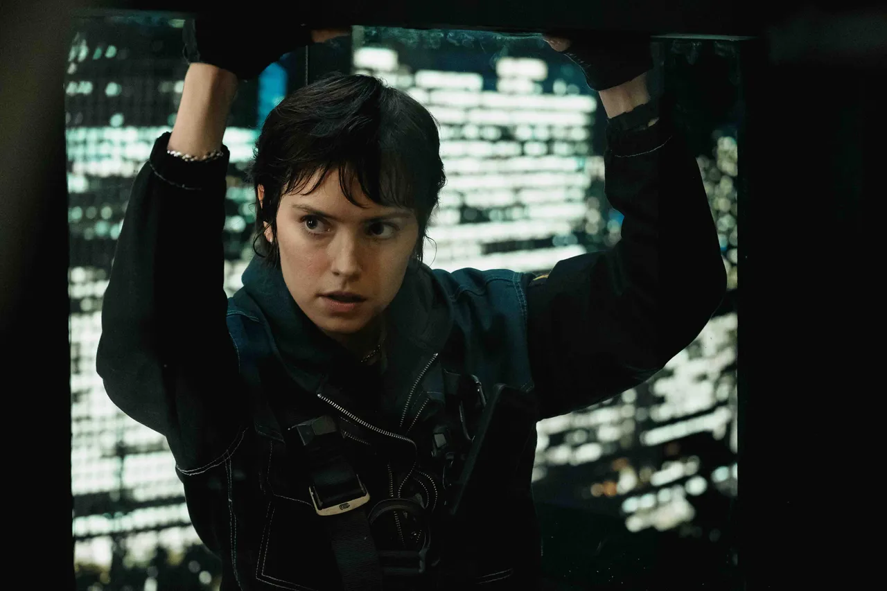 เดซี ริดลีย์ ชีเสิร์ฟความมันส์ดวลเดือดท้าชน ไคลฟ์ โอเวน-ทาซ สกายลาร์ ใน Cleaner ไต่ระทึก ตึกนรก