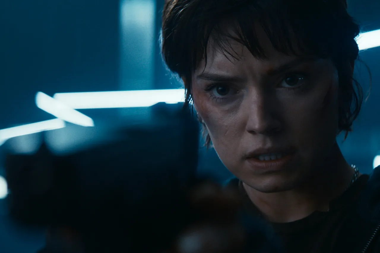 เดซี ริดลีย์ ชีเสิร์ฟความมันส์ดวลเดือดท้าชน ไคลฟ์ โอเวน-ทาซ สกายลาร์ ใน Cleaner ไต่ระทึก ตึกนรก