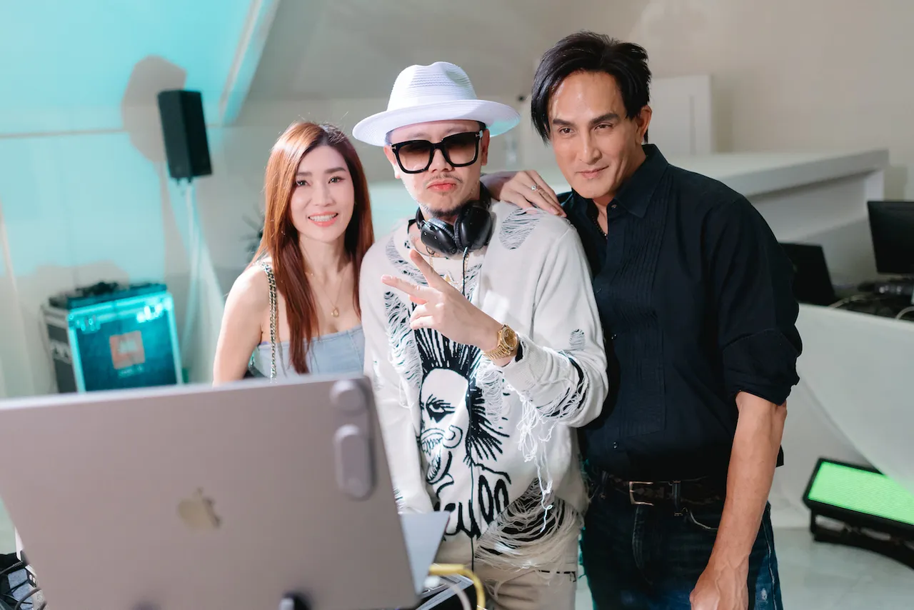 ลูกเกด-พลอย ร่วมเปิด อัคนี่ แกลเลอรี่ศิลปะร่วมสมัยแห่งใหม่กลางใจเมือง