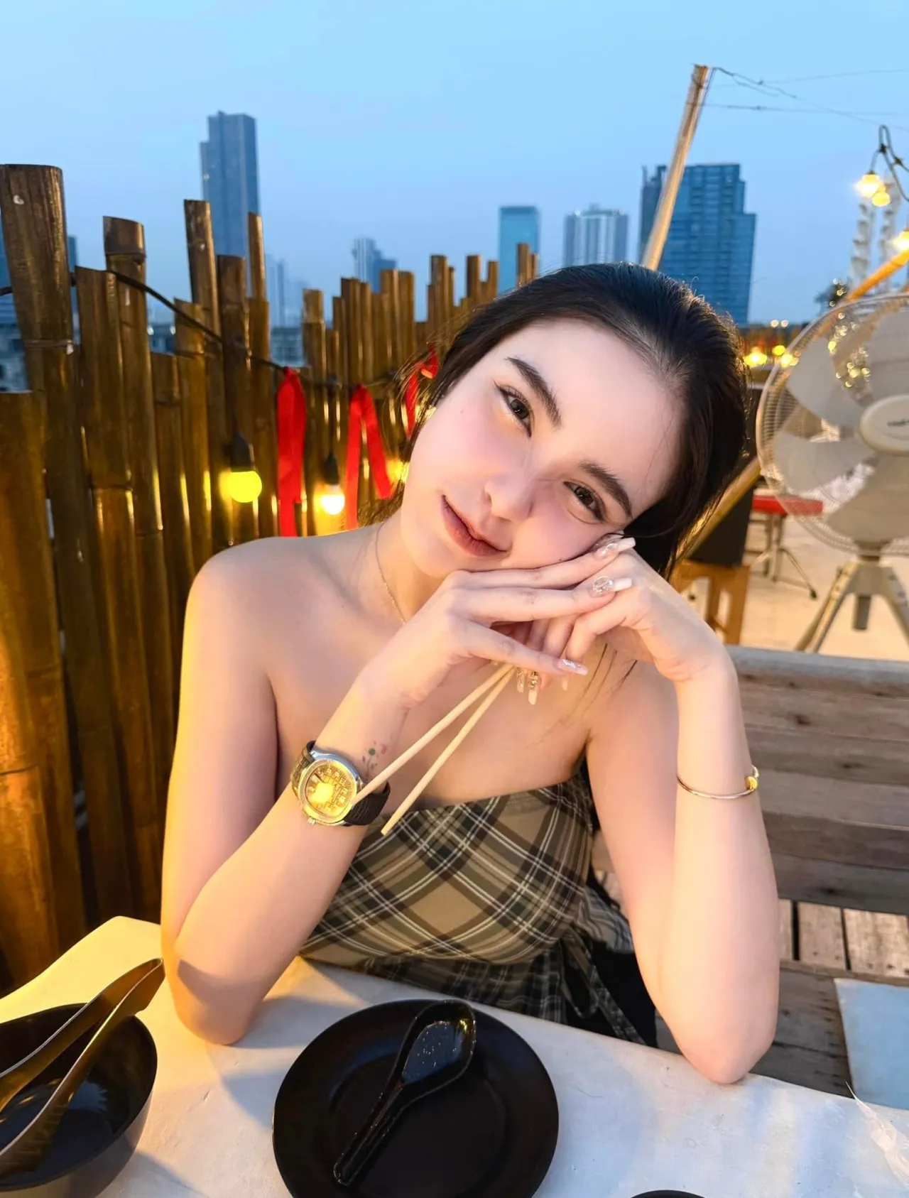 อุ๊ย! ขนม ศศิกานต์ โพสต์รูปสวย ครูเต้ย โผล่แซว "น่ากินจัง" คนพากันสงสัยน่าจะเหงาอีกแล้ว