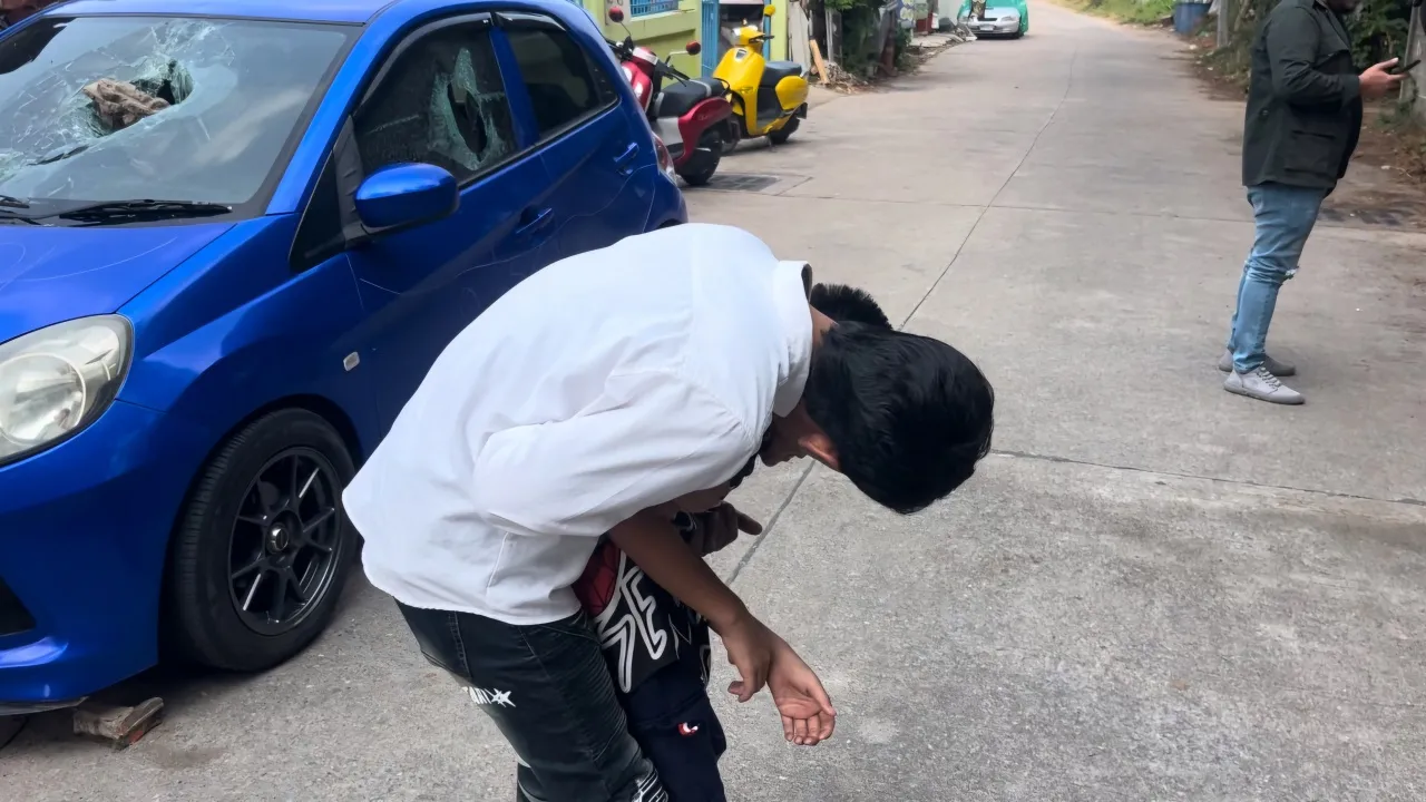 หนุ่มทุบรถ