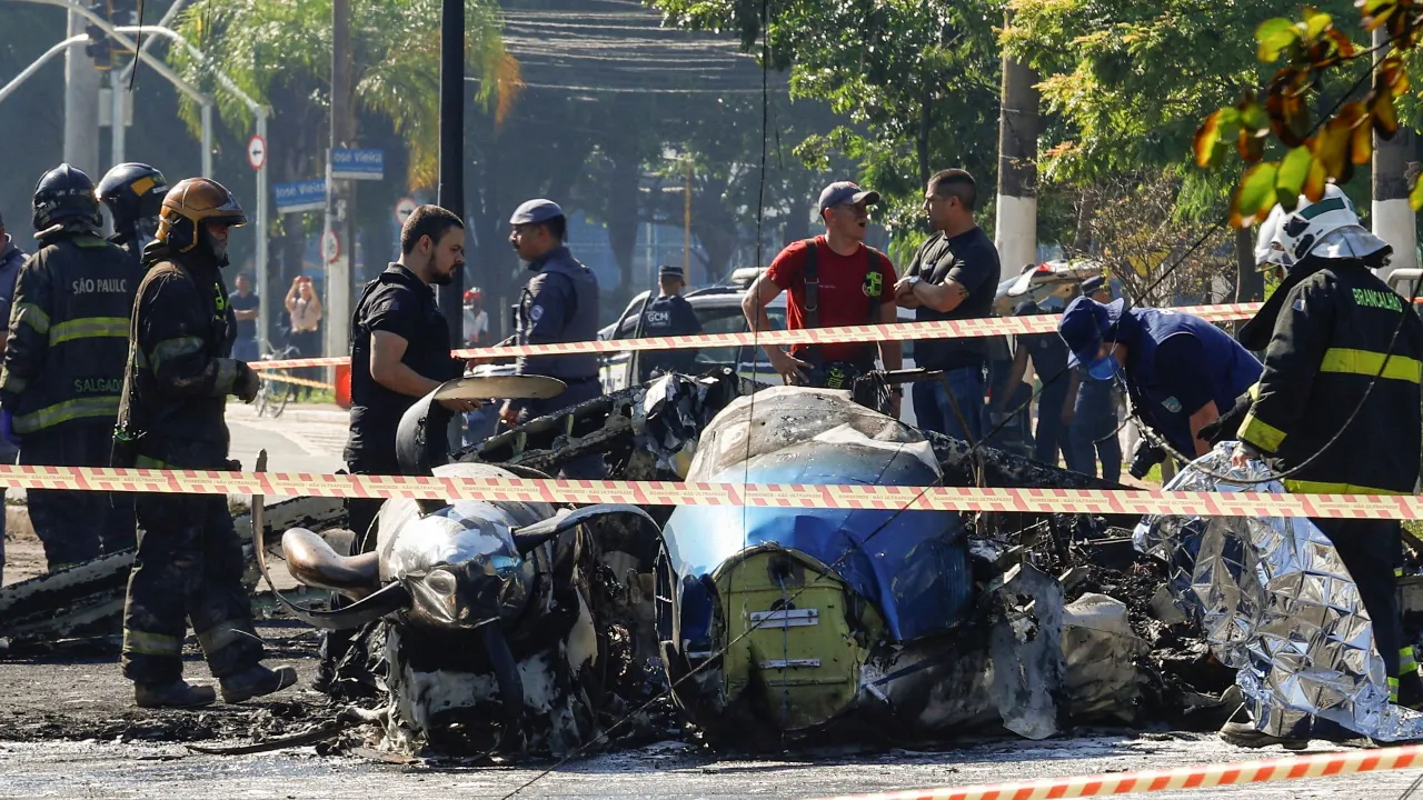 ระทึก เครื่องบินโดยสารขนาดเล็กของบราซิล ตกใส่รถบัสโดยสารกำลังแล่นบนถนนที่การจราจรพลุกพล่าน