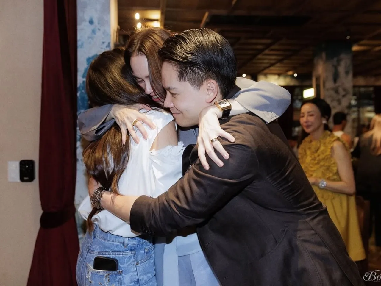 น้ำตาท่วมงาน นัท มีเรีย เจอเพื่อนทำเซอร์ไพรส์ ไม่คิดว่าจะมีคนรักมากขนาดนี้