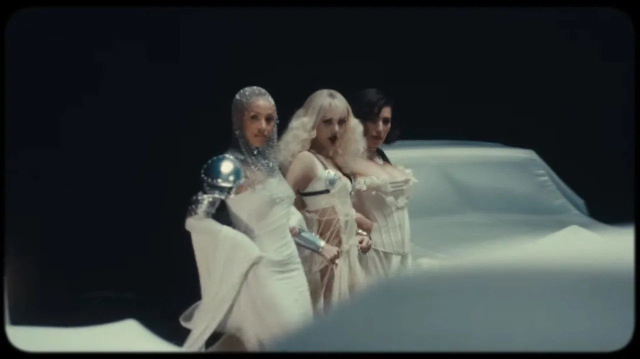 สวยแซ่บสะกดทุกสายตา ลิซ่า ปล่อยเพลงใหม่ "BORN AGAIN" ประกบ Doja Cat - RAYE