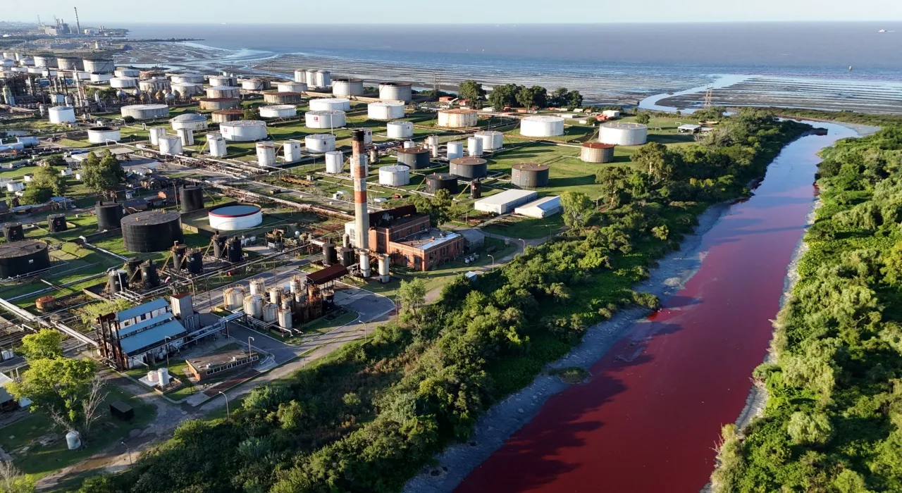 ชาวบ้านตะลึง แม่น้ำอาร์เจนตินาเปลี่ยนเป็นสีเลือด