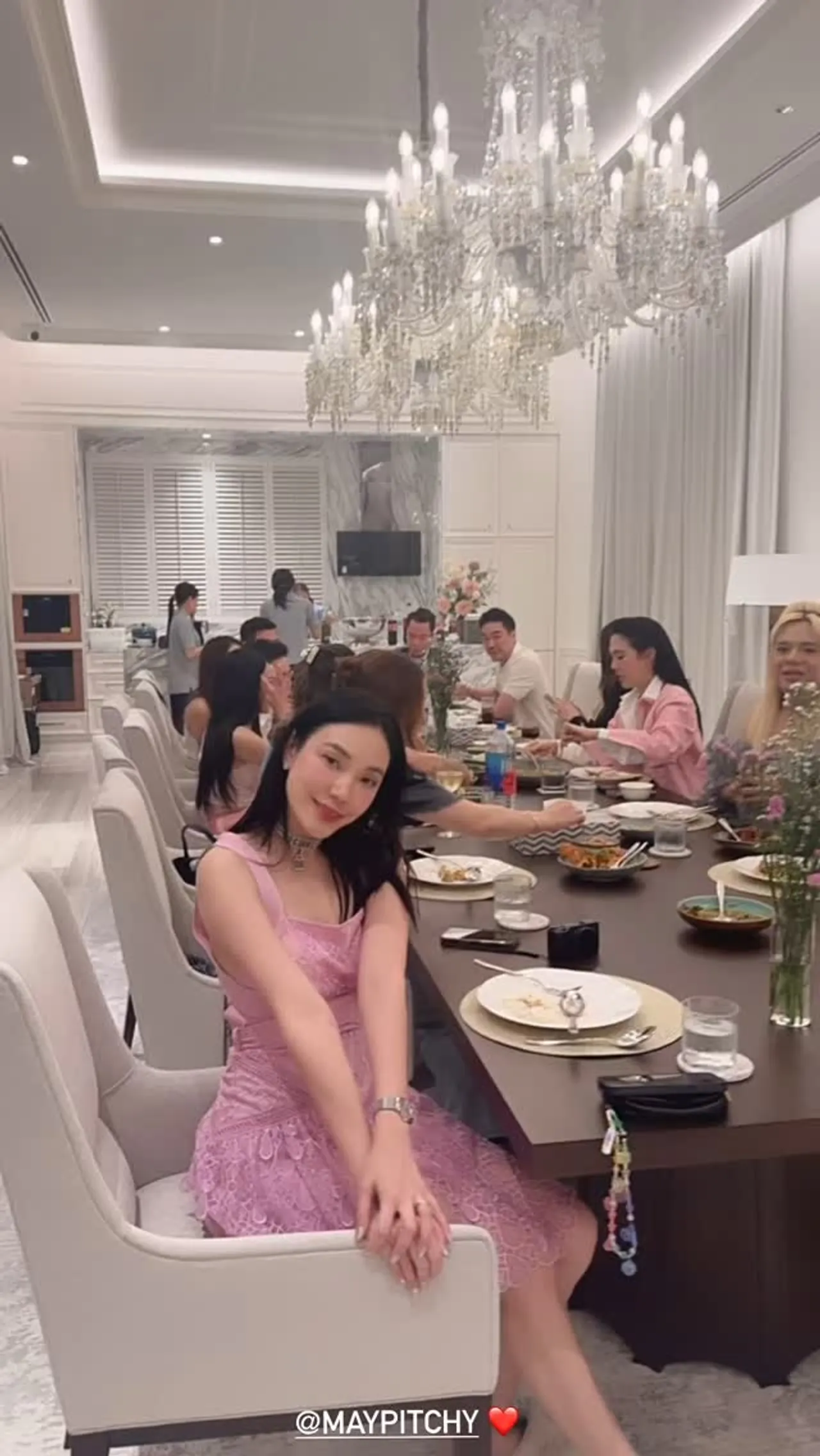 ส่องโมเมนต์ชวนยิ้ม อั้ม พัชราภา เจอ ไฮโซพก อีกครั้งในวันเกิด เมย์ พิชญ์นาฏ