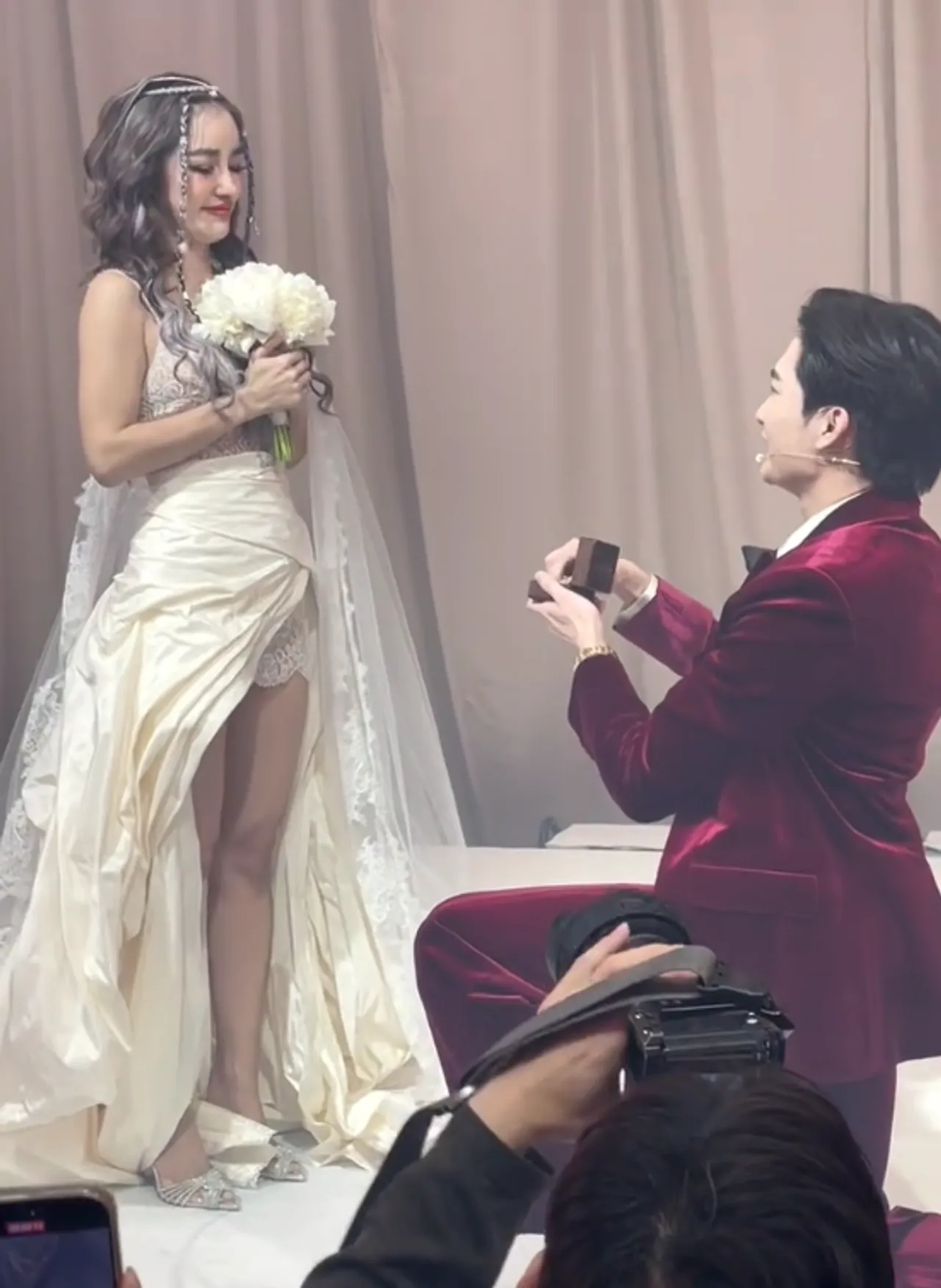 กระแต น้ำตาแตก โตชิ แฟนหนุ่มทำเซอร์ไพรส์คุกเข่าขอแต่งงาน พร้อมคำพูดสุดซึ้ง (คลิป)