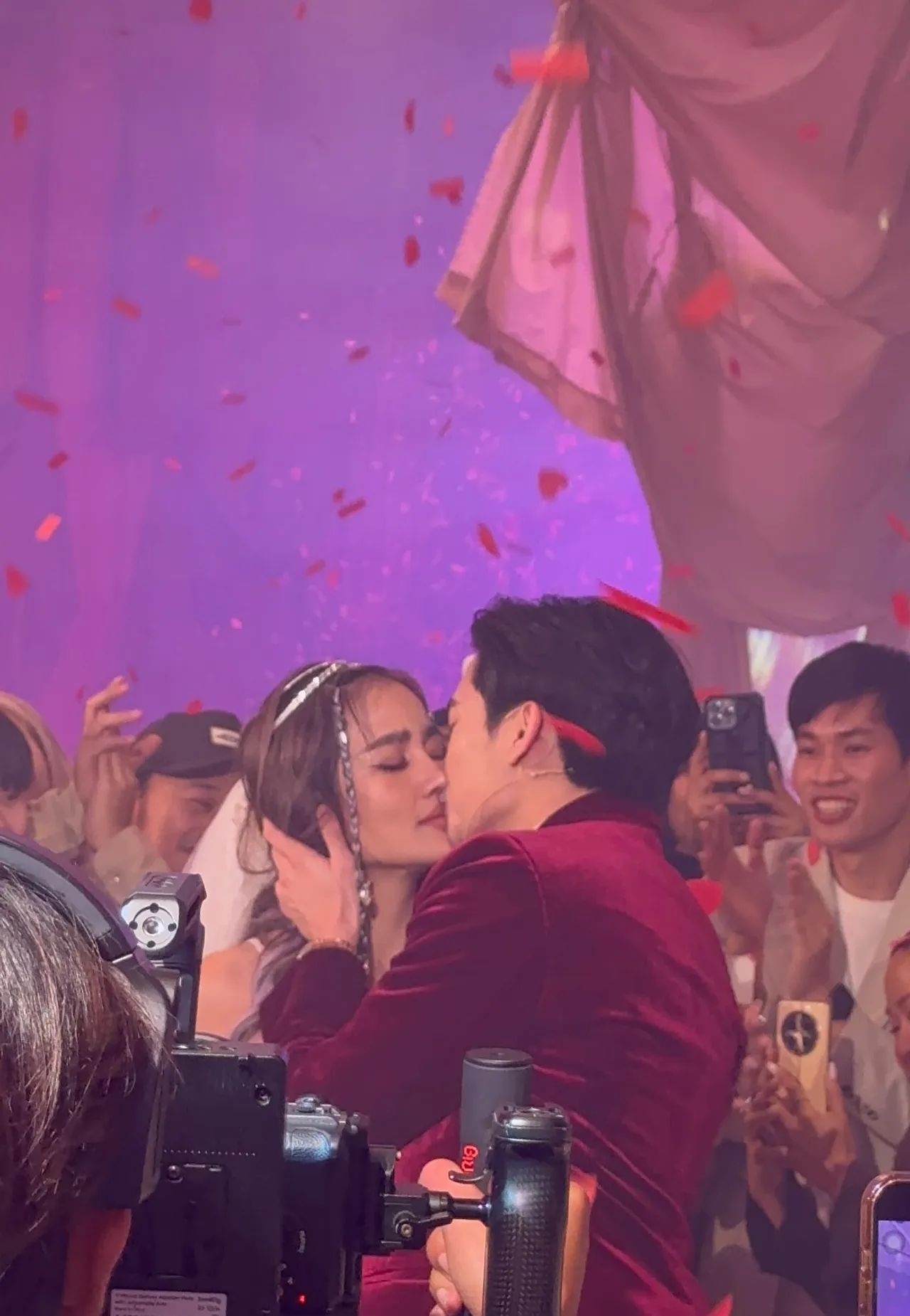 กระแต น้ำตาแตก โตชิ แฟนหนุ่มทำเซอร์ไพรส์คุกเข่าขอแต่งงาน พร้อมคำพูดสุดซึ้ง (คลิป)