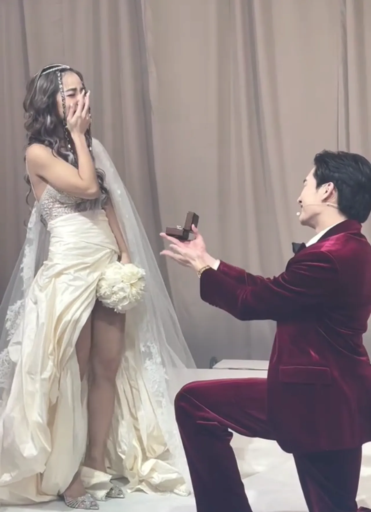 กระแต น้ำตาแตก โตชิ แฟนหนุ่มทำเซอร์ไพรส์คุกเข่าขอแต่งงาน พร้อมคำพูดสุดซึ้ง (คลิป)