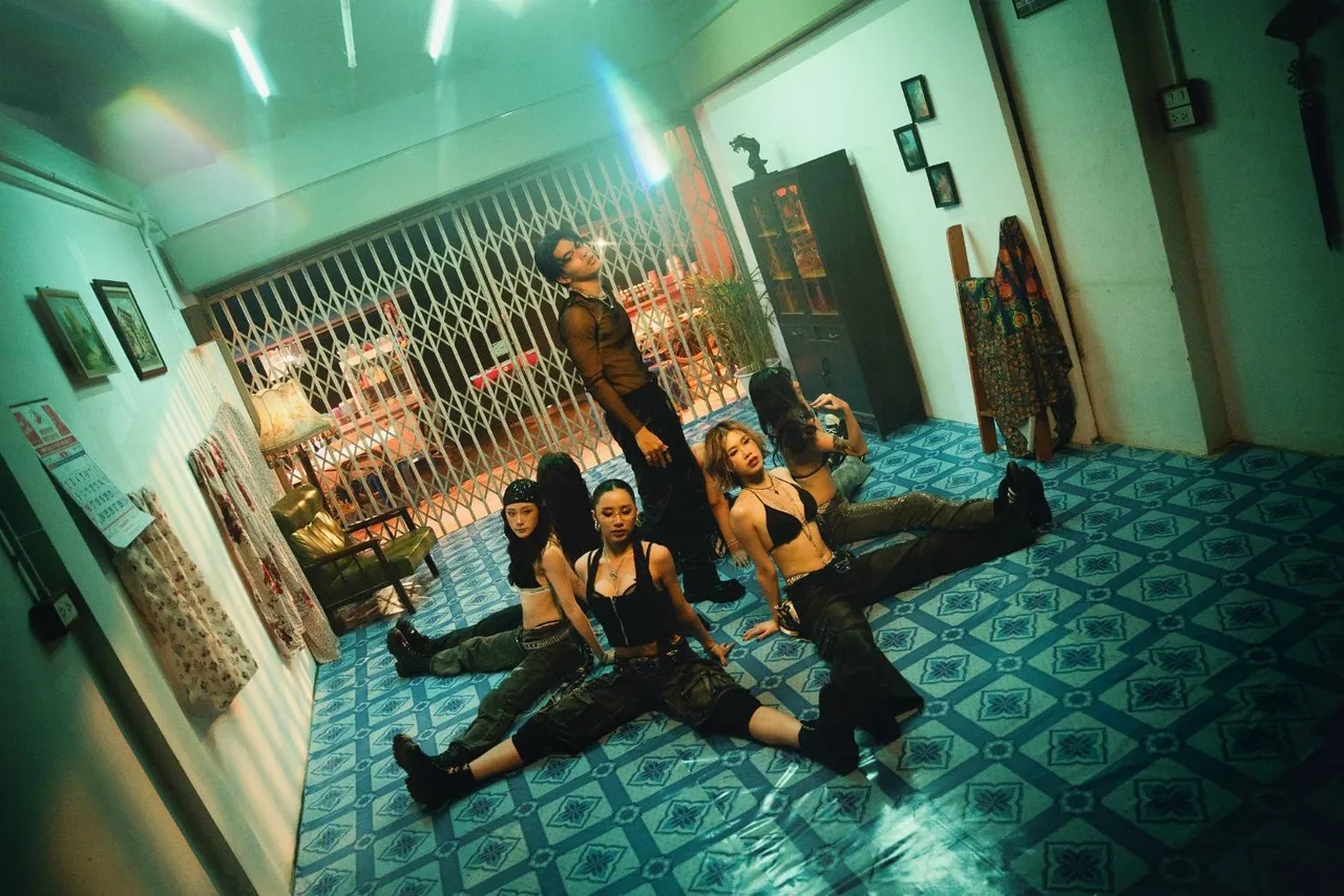 WHITE MUSIC เปิดตัว สมุย นักร้องคลื่นลูกใหม่ กับเพลง UP AND DOWN