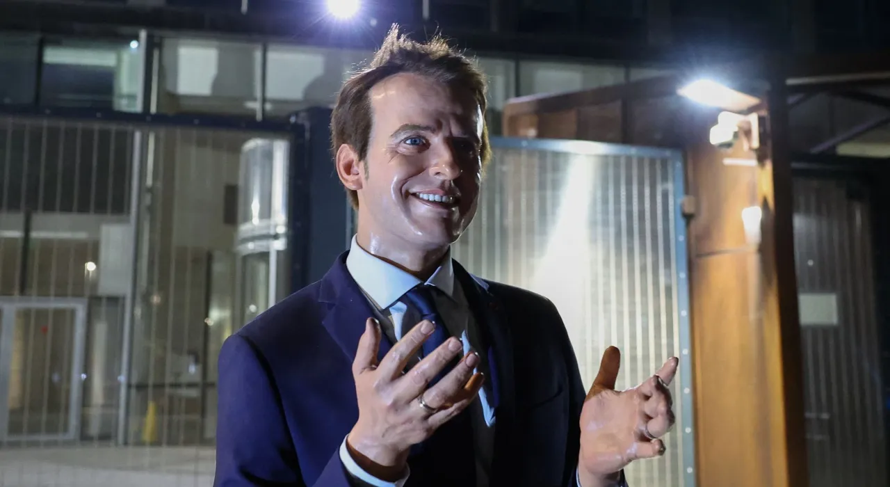  หุ่นขี้ผึ้งมาครงถูกลักพาตัว กลุ่มกรีนพีซเอาไปตั้งหน้าสถานทูตรัสเซียประท้วงนิวเคลียร์