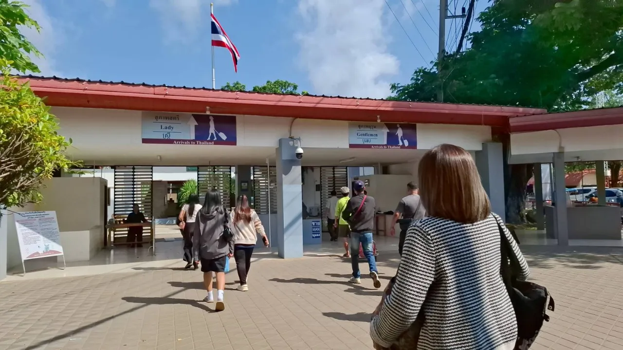 จุดผ่านแดนถาวรบ้านคลองลึก เตือนไม่จำเป็นอย่าไปกัมพูชา หากเกิดเหตุปิดด่านทันที