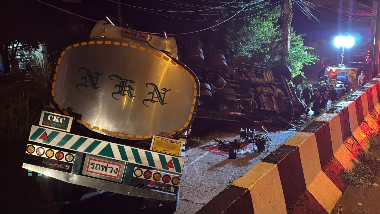 หนุ่มชุมพรขับรถบรรทุกน้ำมันพืช หลับในชนเสาไฟฟ้าริมถนนเพชรเกษม ดับ 2 ศพ 3 หนุ่มชุมพร