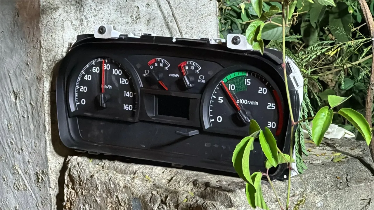 หนุ่มชุมพรขับรถบรรทุกน้ำมันพืช หลับในชนเสาไฟฟ้าริมถนนเพชรเกษม ดับ 2 ศพ 4 หนุ่มชุมพร