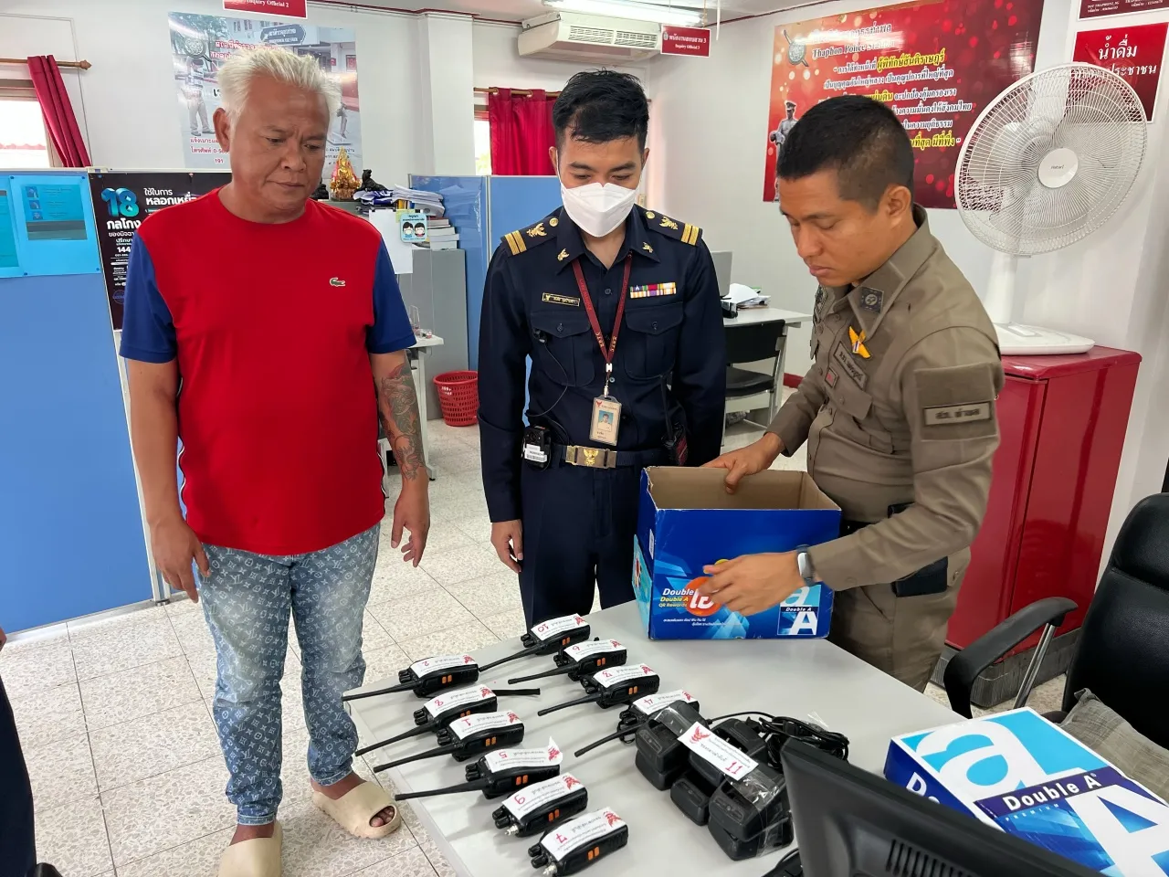 "ลุงโทนี่" ถูก กสทช. บุกค้นจับ ว.เถื่อน 10 เครื่อง คาร้านอาหาร