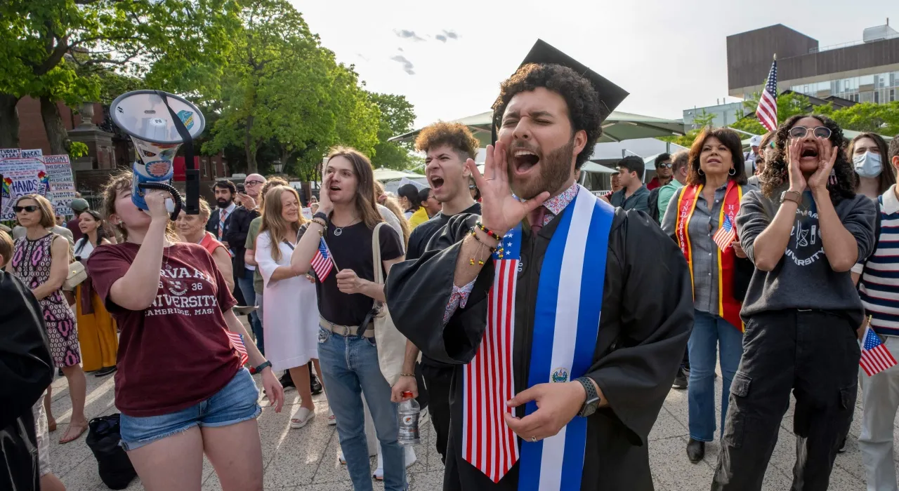 นักศึกษาฮาร์วาร์ดนับร้อยลุกฮือประท้วงทรัมป์ หวั่นนักเรียนต่างชาติกระทบหนัก