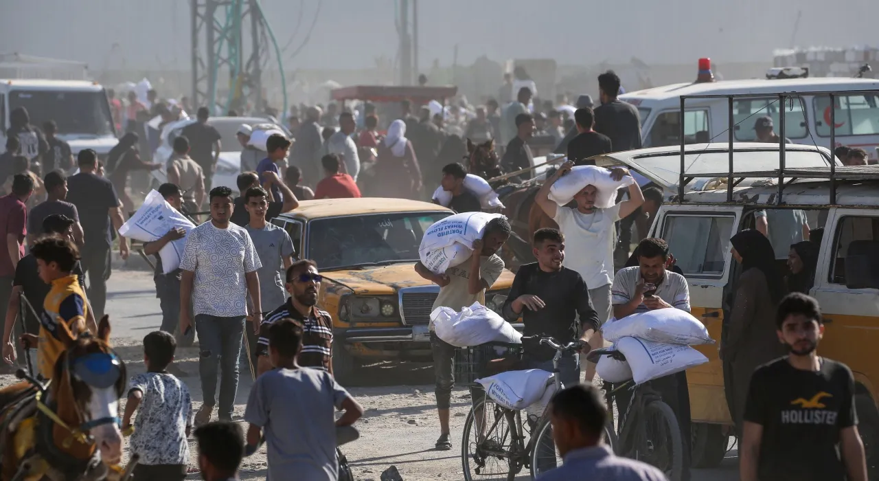 ฝูงชนผู้หิวโหยบุกคลังเก็บอาหารในกาซา แย่งชิงกระสอบแป้งและอาหารจนเกลี้ยง