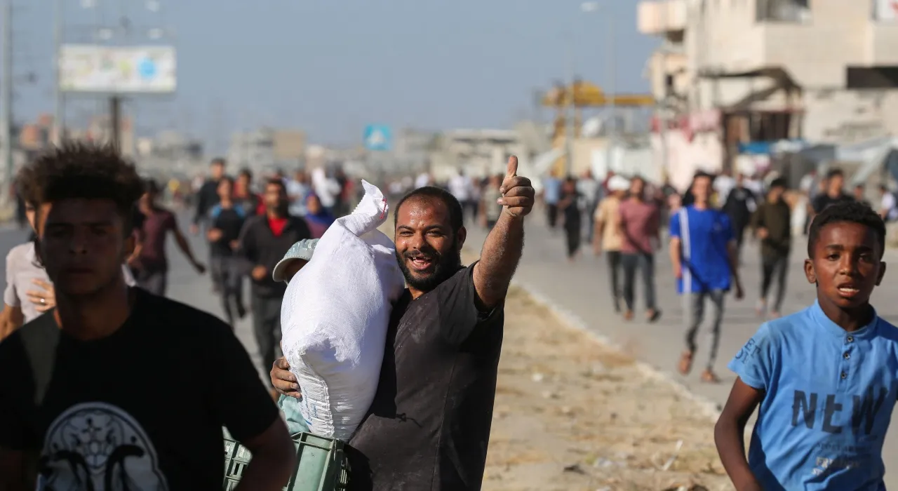 ฝูงชนผู้หิวโหยบุกคลังเก็บอาหารในกาซา แย่งชิงกระสอบแป้งและอาหารจนเกลี้ยง