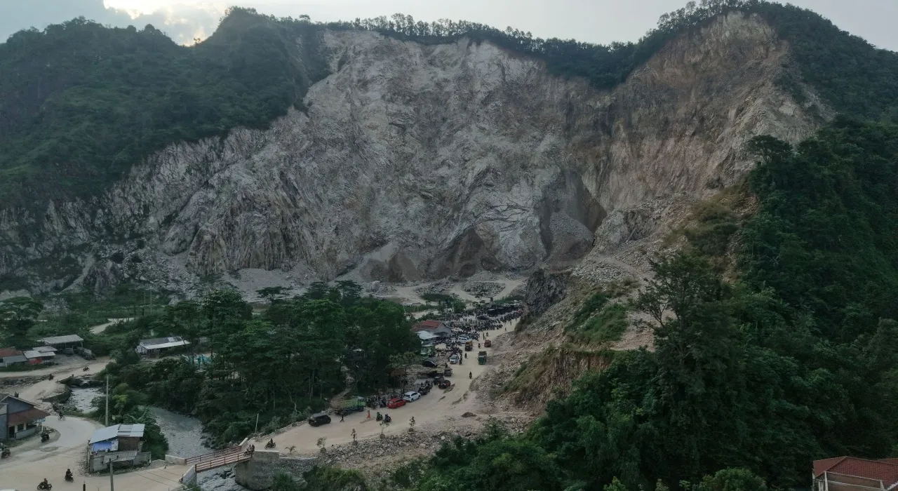 ระทึก วินาทีเหมืองหินอินโดฯถล่ม ทับคนงานดับอย่างน้อย 10 ศพ (คลิป)