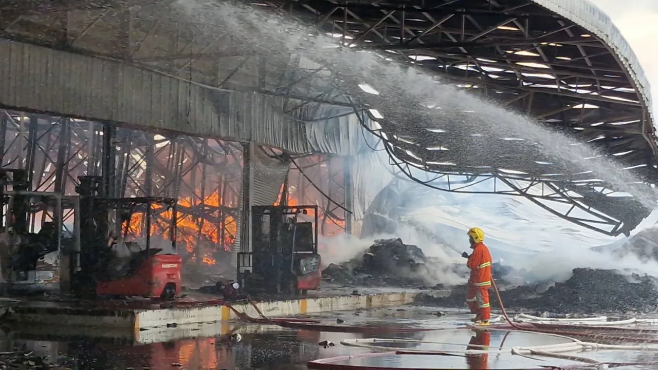 ไฟไหม้โรงงานกระดาษ ตายแล้ว 1 ศพ เร่งค้นหาอีก 9 ผู้สูญหาย