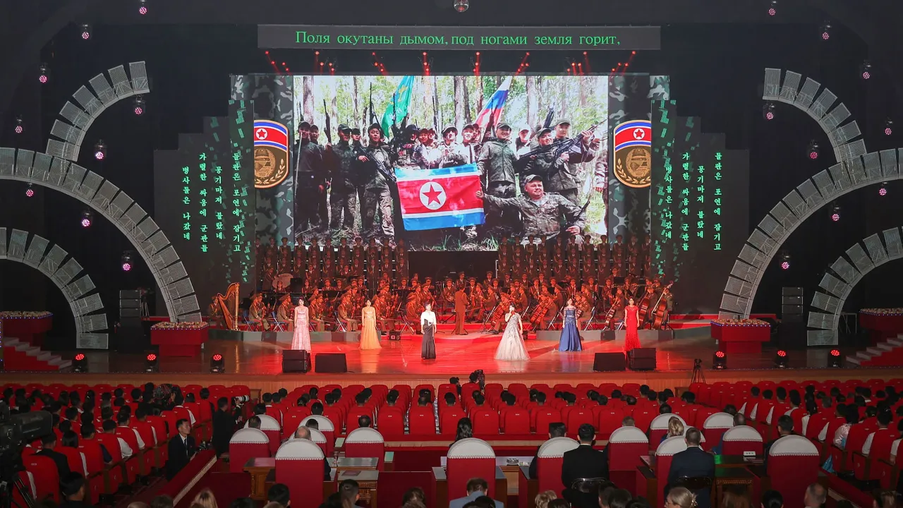 เผยภาพ "คิม จอง อึน" ไว้อาลัยทหารเกาหลีเหนือ พลีชีพเพื่อรัสเซียสู้รบกับยูเครน