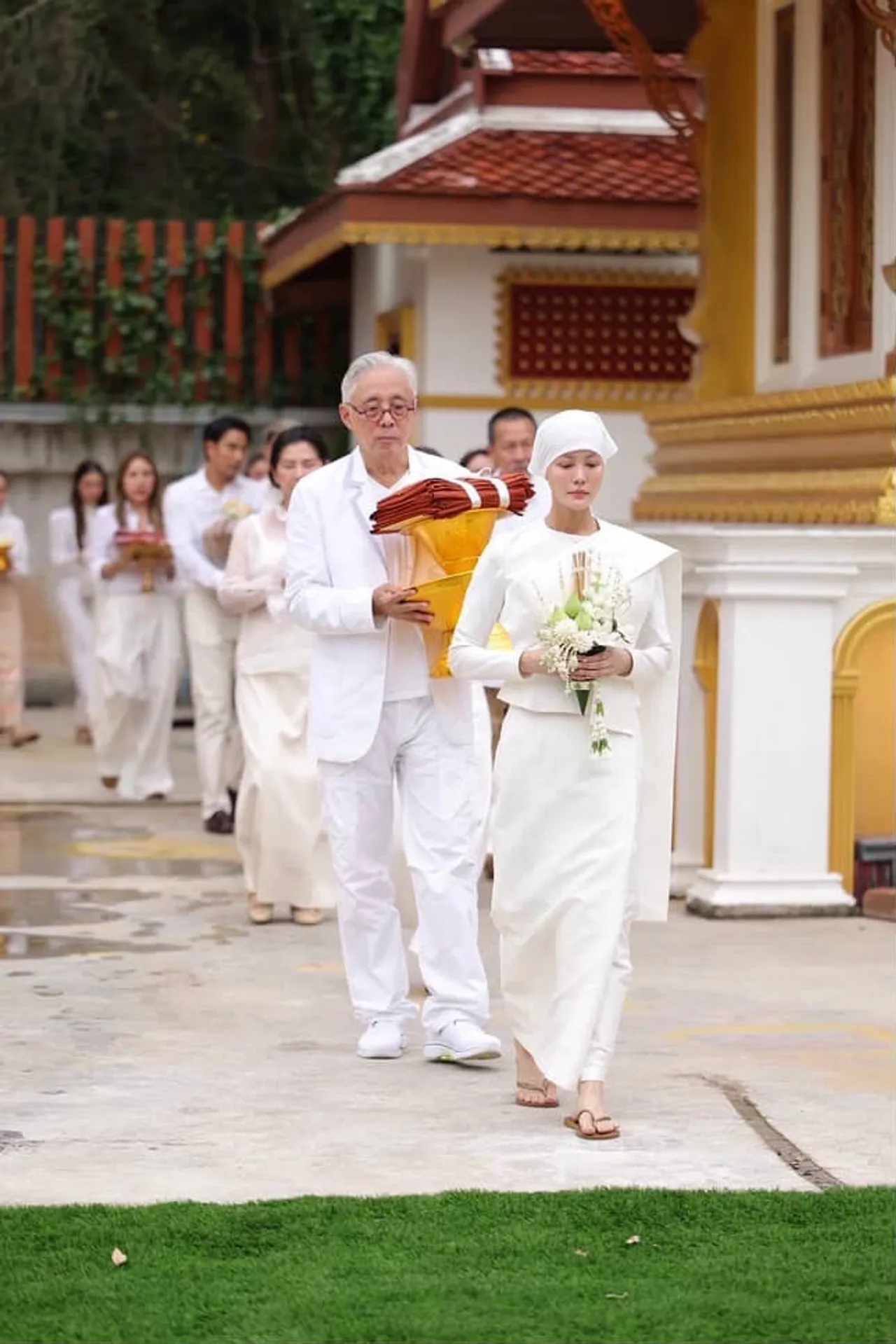 ชมภาพ เจนี่ เทียนโพธิ์สุวรรณ เข้าพิธีหลังปลงผมบวชเป็นสามเณรีสุดสงบนิ่ง