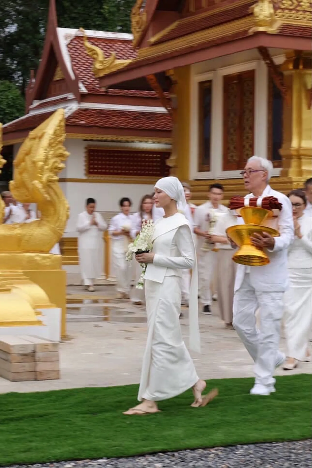 ชมภาพ เจนี่ เทียนโพธิ์สุวรรณ เข้าพิธีหลังปลงผมบวชเป็นสามเณรีสุดสงบนิ่ง