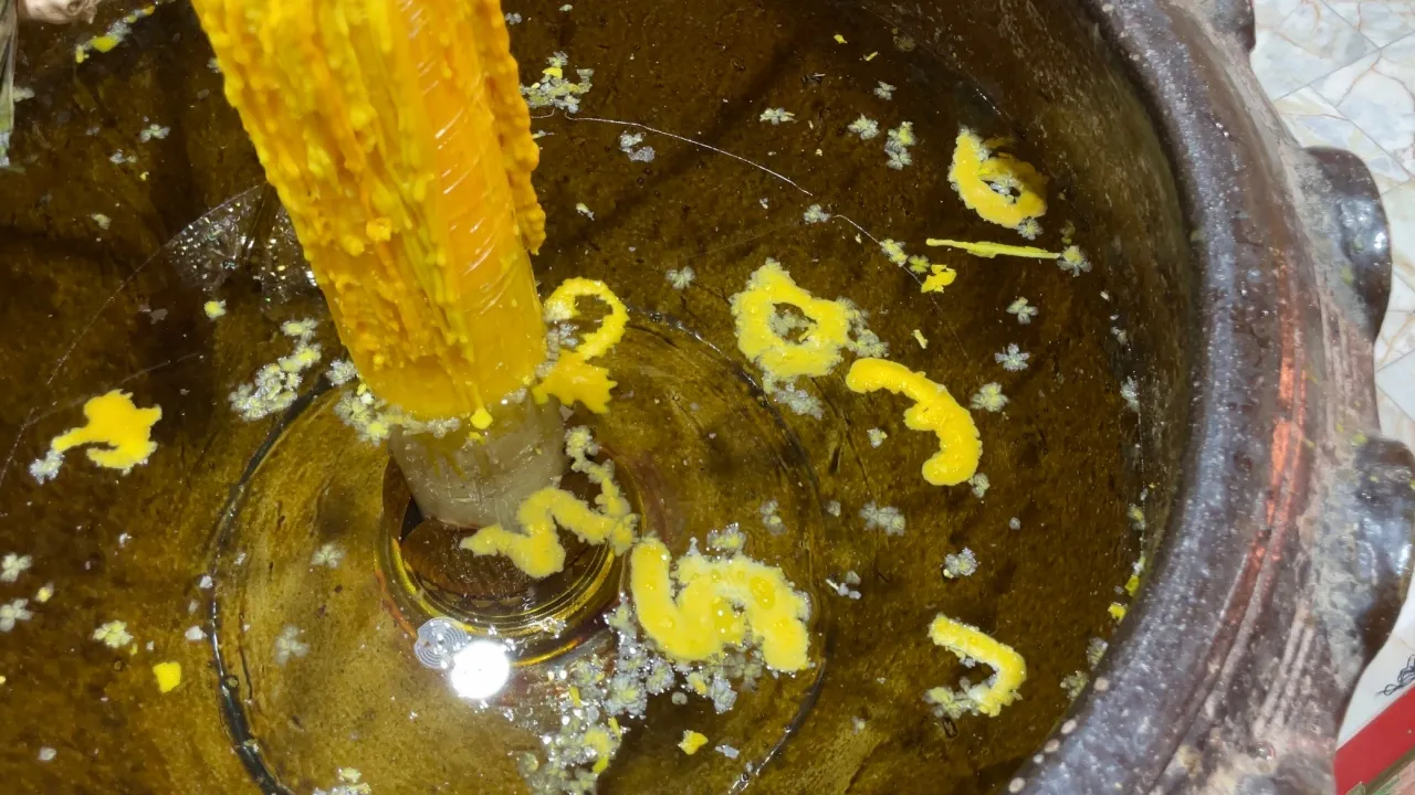 มาตามศรัทธา คอหวยแห่ส่อง "เลขเด็ด" อ่างน้ำมนต์หลวงพ่อปากแดง งวด 1/7/68