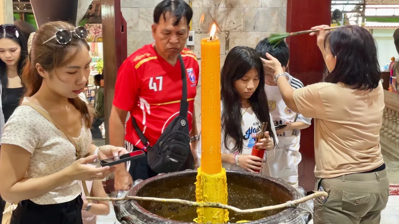 มาตามศรัทธา คอหวยแห่ส่อง "เลขเด็ด" อ่างน้ำมนต์หลวงพ่อปากแดง งวด 1/7/68