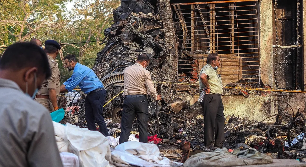 พบแล้วหนึ่งในกล่องดำ เครื่องบินตกที่อินเดีย เร่งค้นหาอีกกล่องก่อนสรุปสาเหตุ