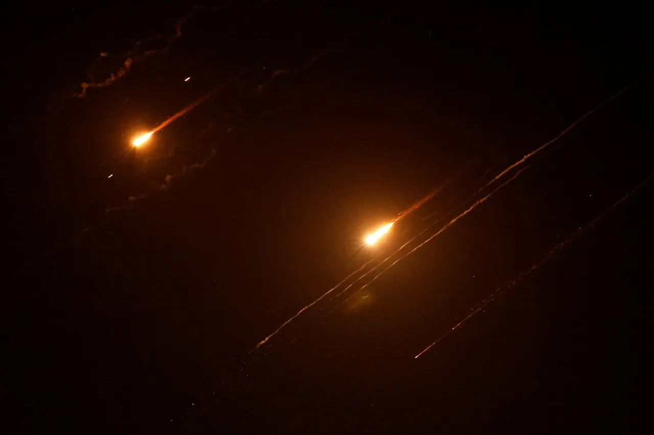 อิหร่านยิงมิสไซล์ตอบโต้อีก 100 ลูก หลังอิสราเอลโจมตีต่อเนื่อง 40 ชม.